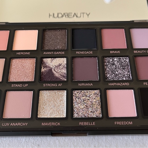 NEW Huda Beauty Pretty Grunge Eyeshadow Palette *New & Unused* - Picture 5 of 14